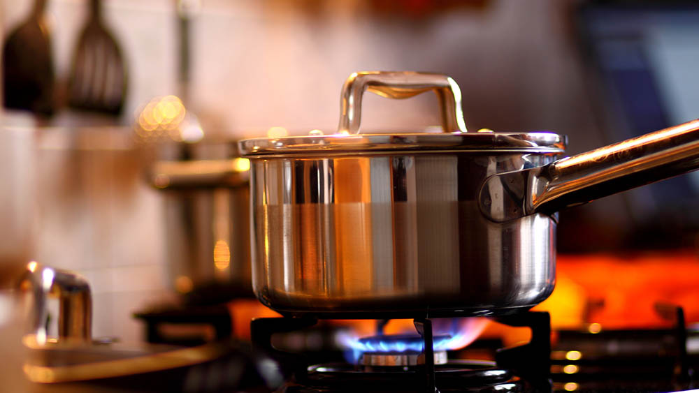 Governo estuda medidas para que redução de 40% no preço de gás chegue também à cozinha