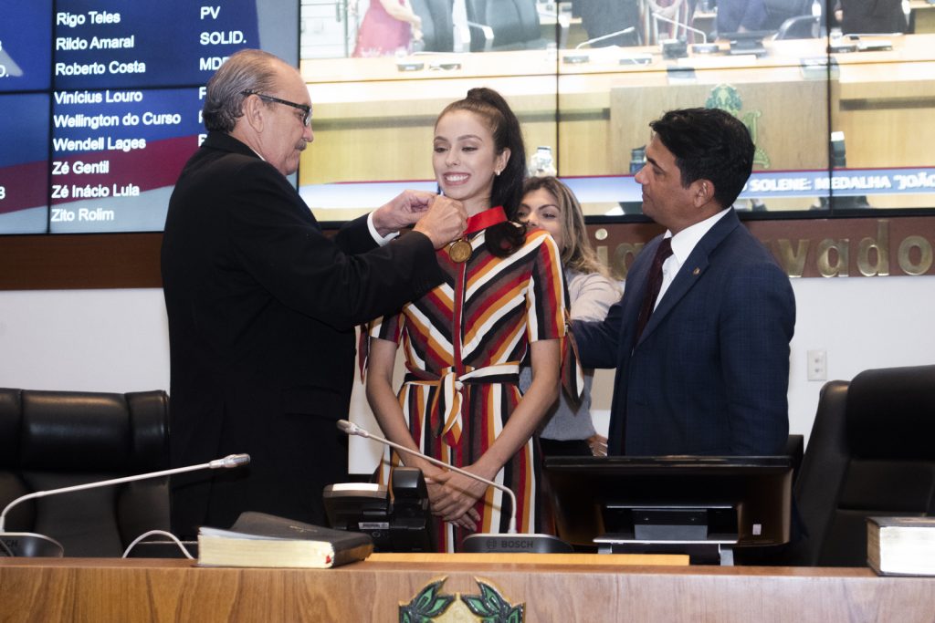 Bailarina do Bolshoi recebe Medalha João do Vale na Assembleia Legislativa