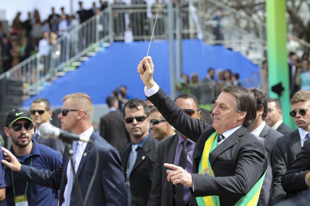 Mais de 30 mil pessoas participam do desfile militar do Dia da Independência em Brasília