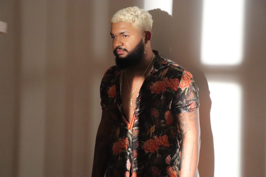 Yhago Sebaz canta as dores de um relacionamento em seu novo álbum e clipe