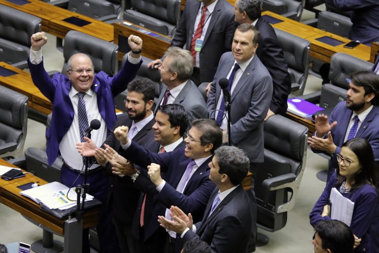 Da bancada maranhense, dez foram contra voto impresso, quatro a favor e quatro se ausentaram
