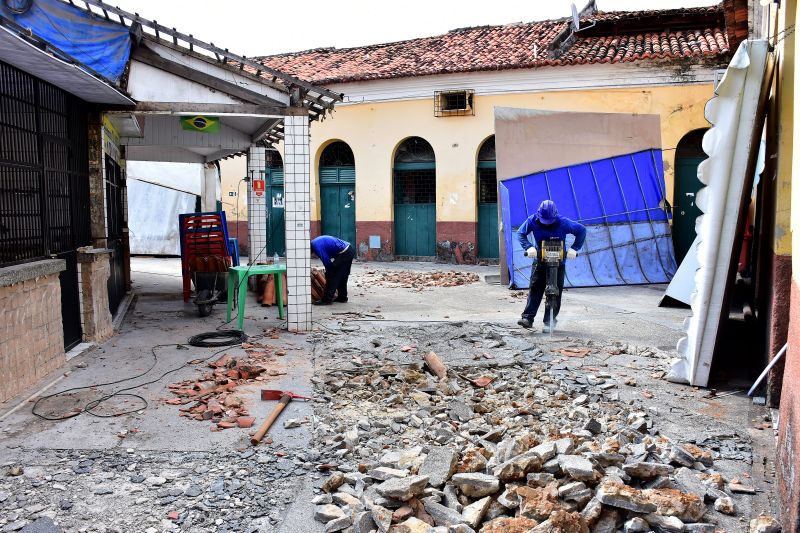 Edivaldo Holanda vistoria obras na Feira da Praia Grande e anuncia obras na Cohab-Anil