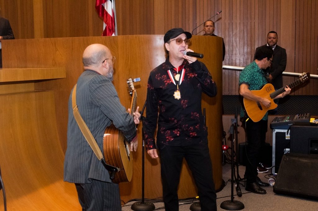Cantor e compositor Zeca Baleiro recebe dupla homenagem na Assembleia Legislativa