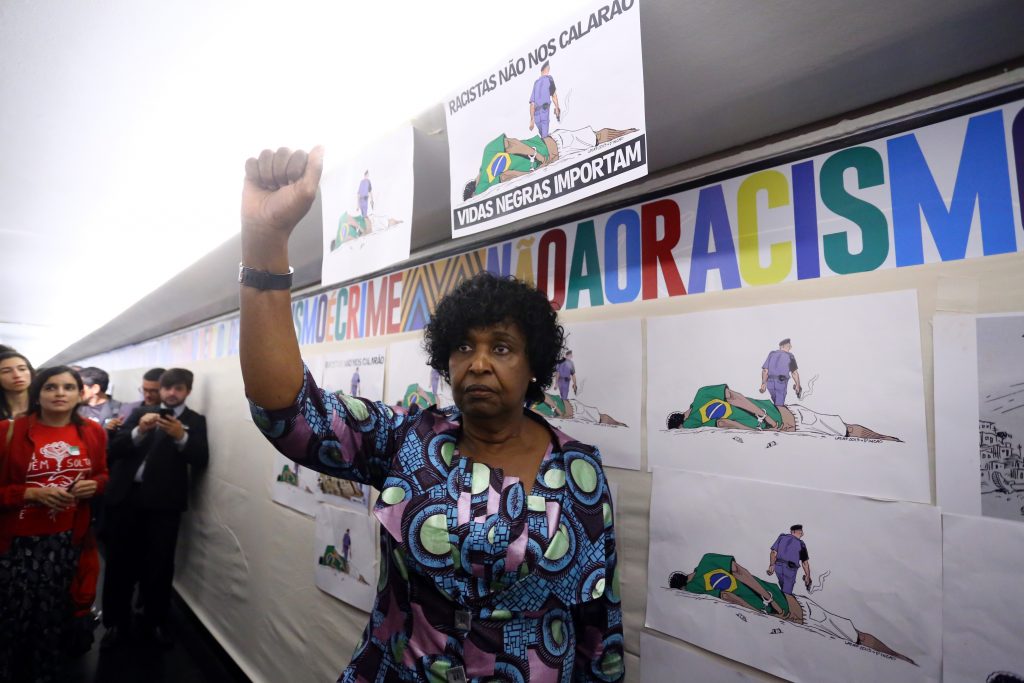 Ato da bancada negra marca recolocação de placa quebrada por deputado