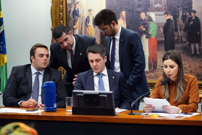 Contra votos do PT, PCdoB, PSOL e PROS, prisão em segunda instância passa na CCJ da Câmara