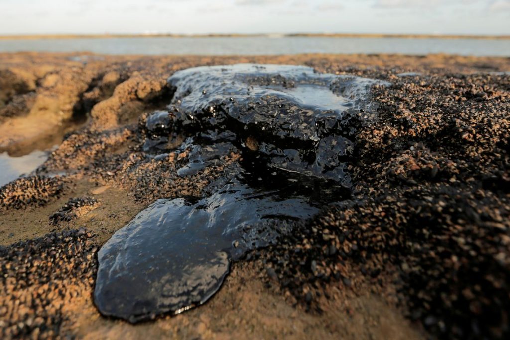 Navio da Marinha intensifica ações contra vazamento de óleo no Delta