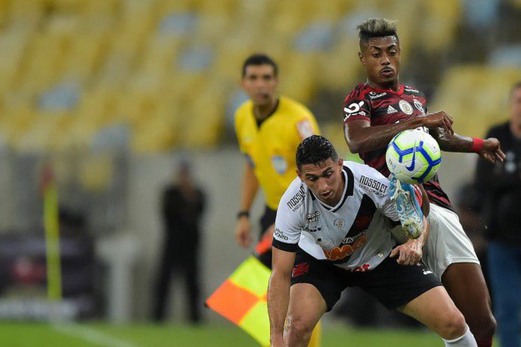 Em jogo de oito gols, clássico entre Flamengo e Vasco acaba empatado em 4 a 4