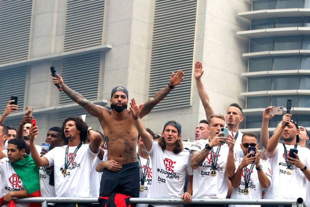 Jogadores do Flamengo são recebidos com festa no Rio após conquista da Libertadores