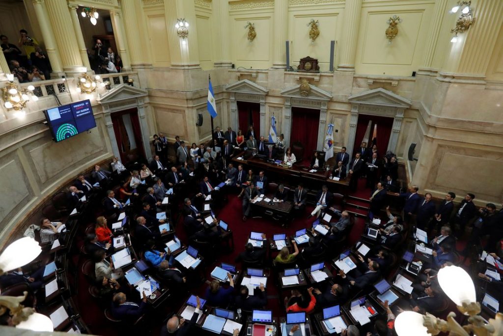 Senado da Argentina aprova projeto de lei de emergência econômica