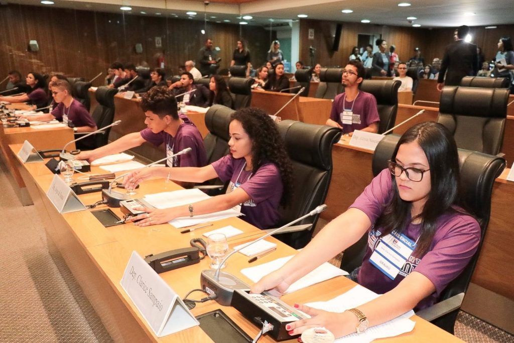 Estudantes vivenciam a experiência de ser deputado por um dia