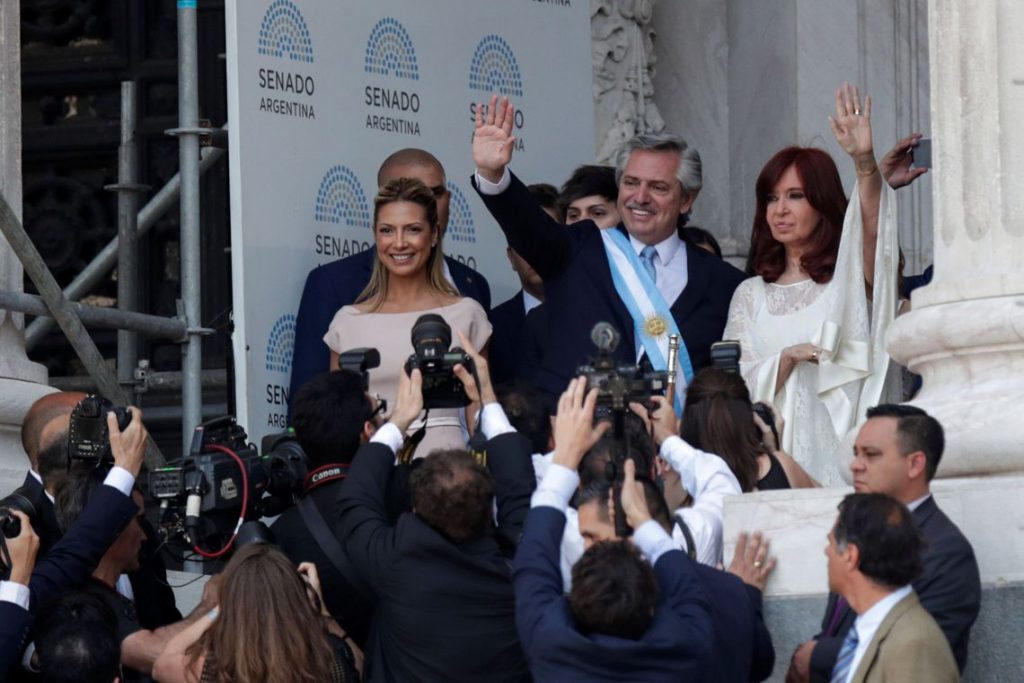 Alberto Fernández assume Argentina em meio a grave crise econômica