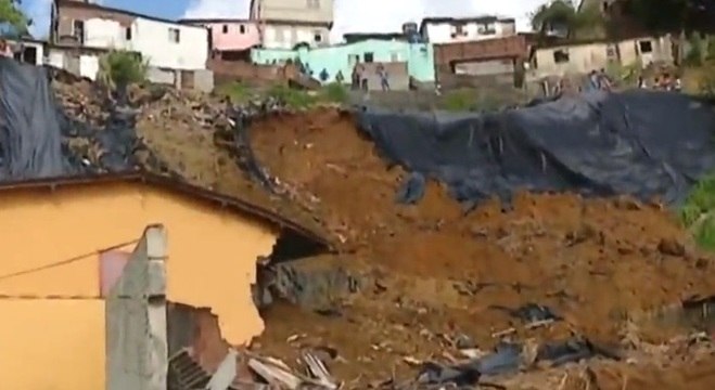 Polícia investiga se rompimento de canos causou deslizamento no Recife