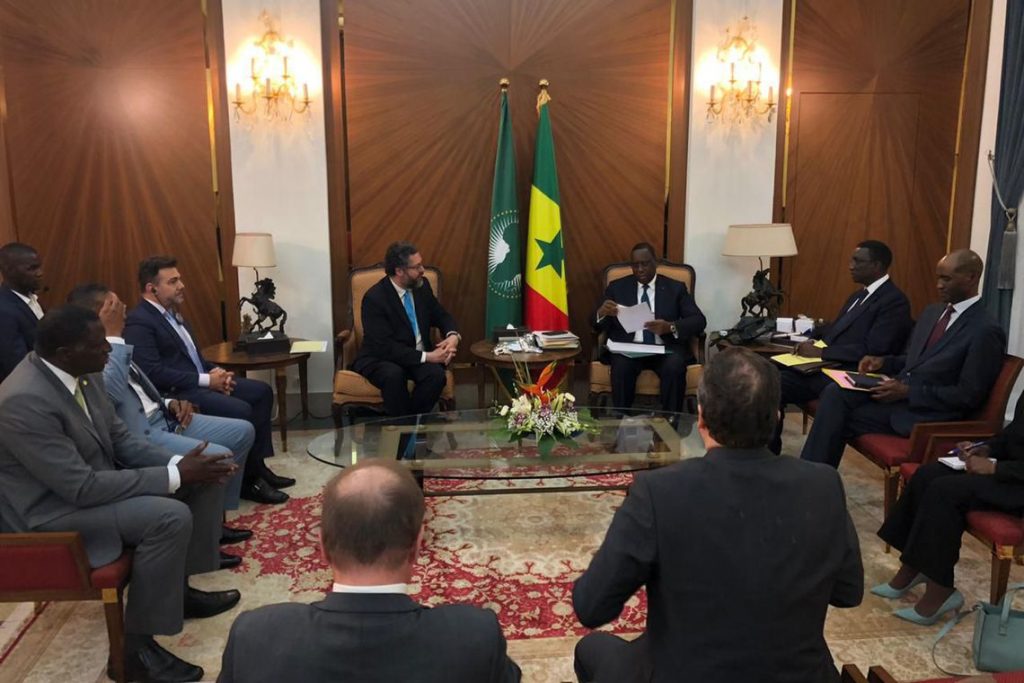 Jair Bolsonaro convida presidente do Senegal a visitar o Brasil