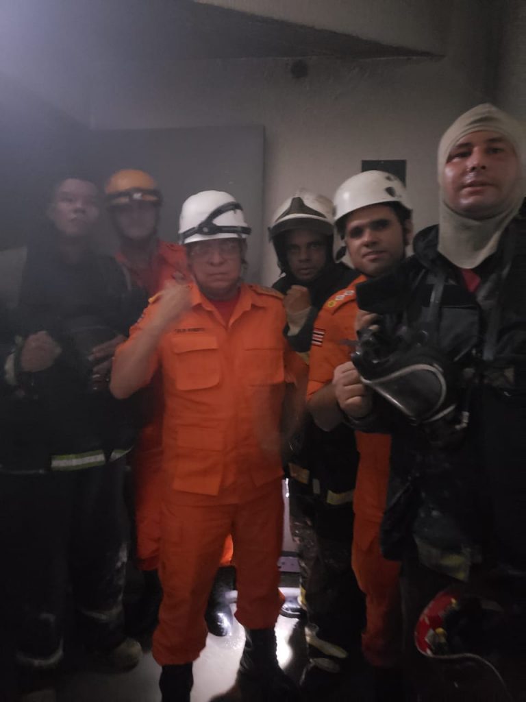 Prédio residencial no Olho d´Água em São Luís pega fogo na noite desta quarta-feira