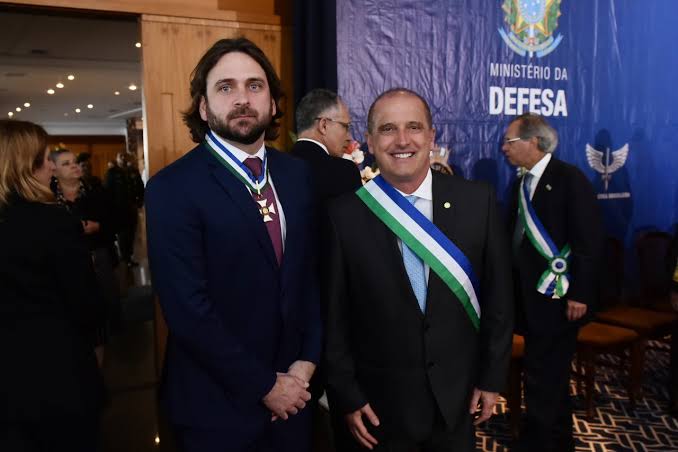 Bolsonaro torna sem efeito readmissão de Vivente Santini na Casa Civil