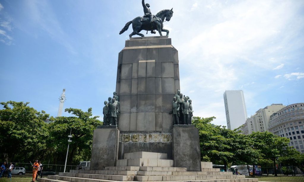 Uma das estátuas do monumento a Marechal Deodoro da Fonseca no Rio é furtada