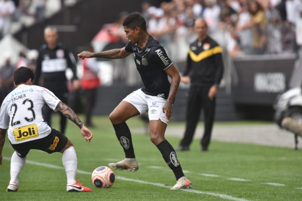 Com um a menos em todo o segundo tempo, Corinthians vence clássico contra o Santos
