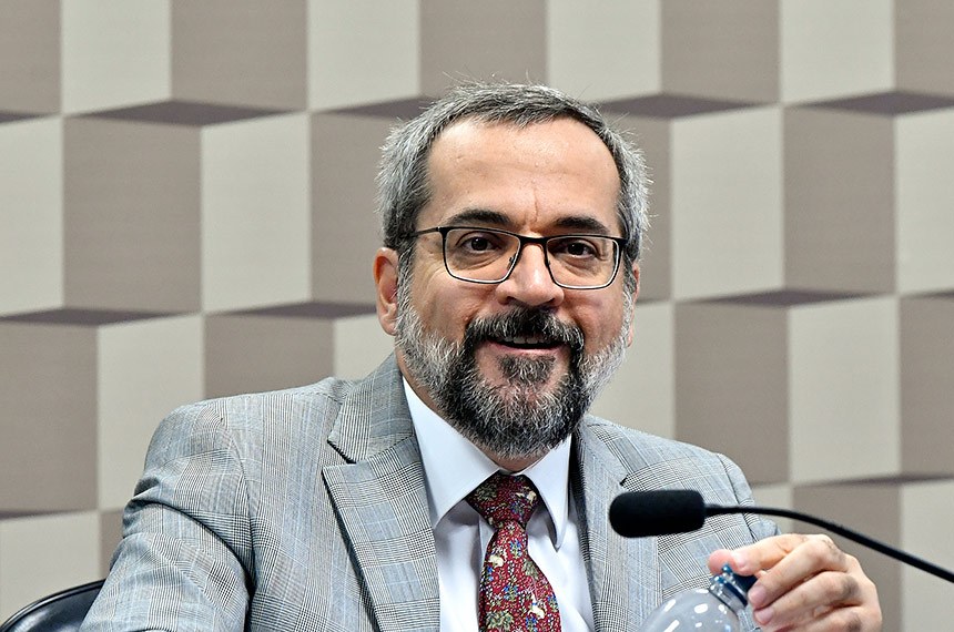 Weintraub culpa fake news por debate sobre falhas no Enem