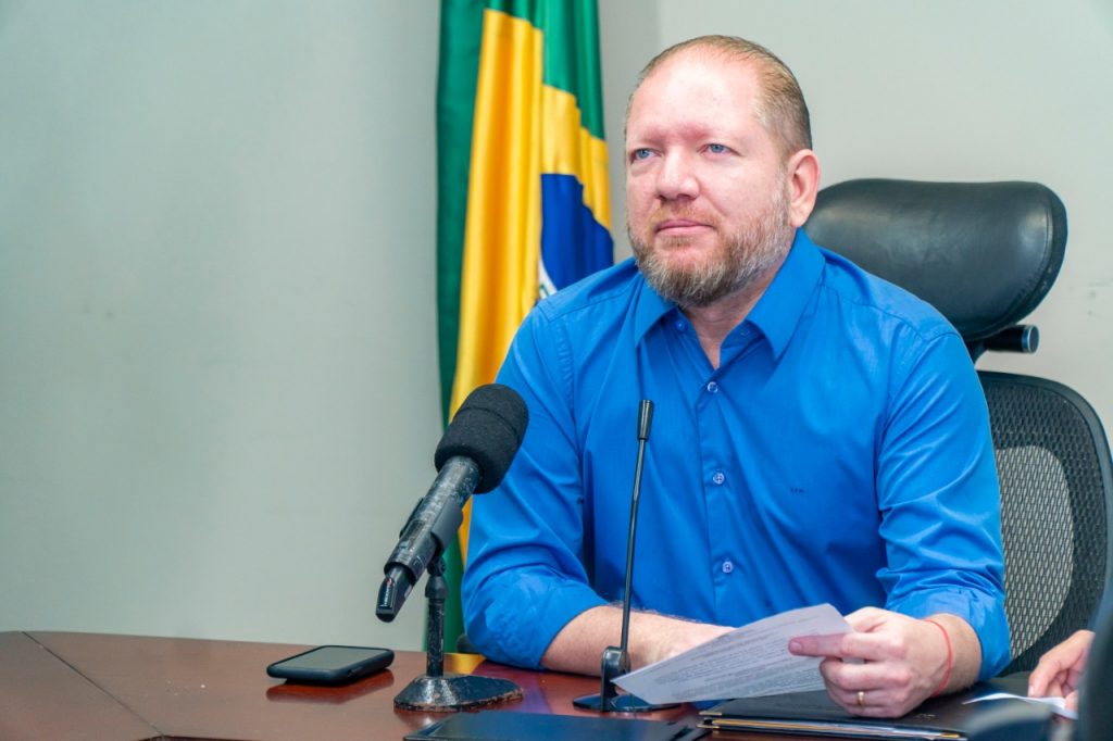 Olhelino Neto comemora sanção do projeto que garante desconto em mensalidade escolar