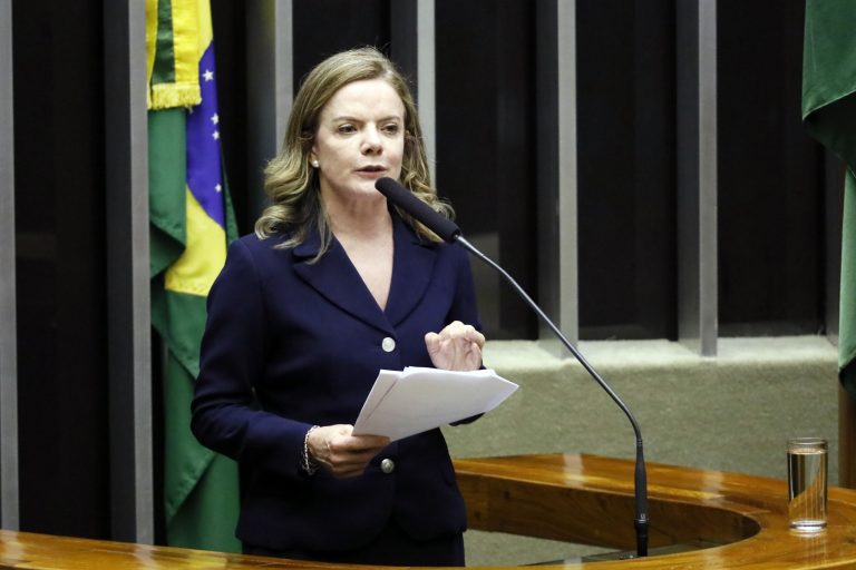 Proposta de Gleisi Hoffmann prevê um salário mínimo para informal em quarentena