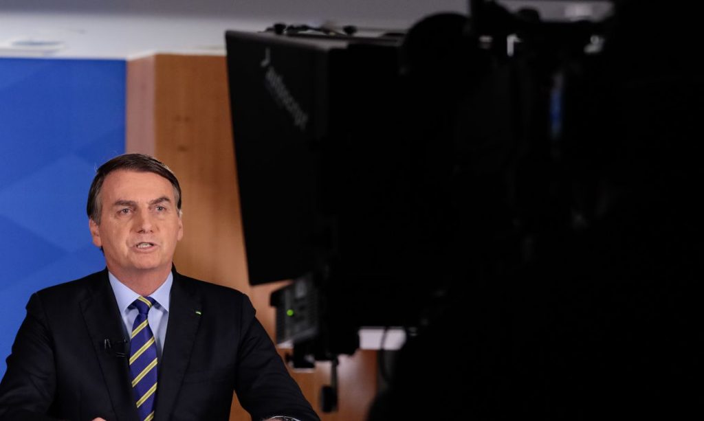 Bolsonaro anuncia que vai receber matéria-prima para produzir cloroquina