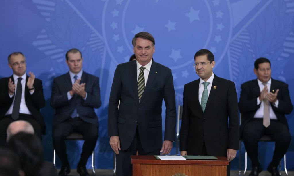 Na posse de ministro, Bolsonaro elogia Ramagem e fala em independência dos poderes