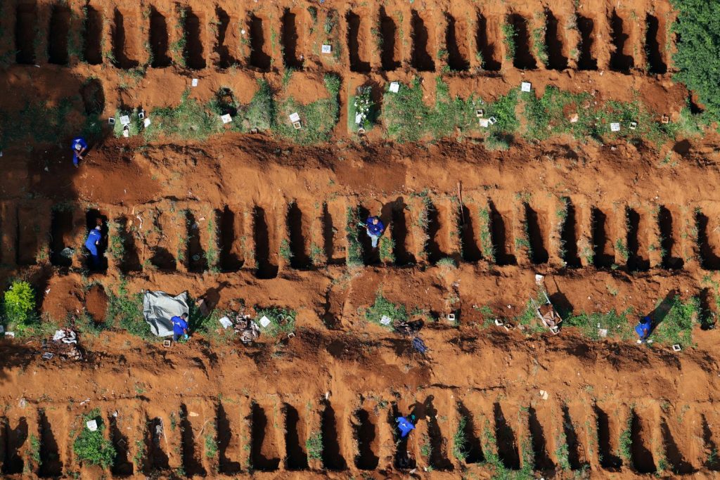 Cemitério de São Paulo abre dezenas de covas para receber vítimas do coronavírus