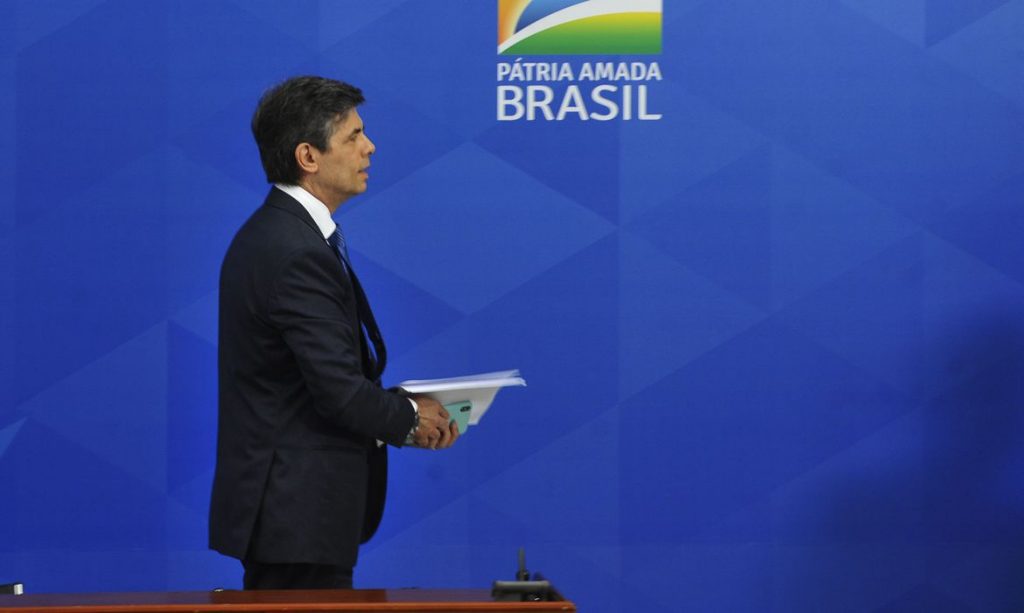 Após Brasil passar de 5 mil mortes por covid-19, ministro da Saúde admite agravamento da crise