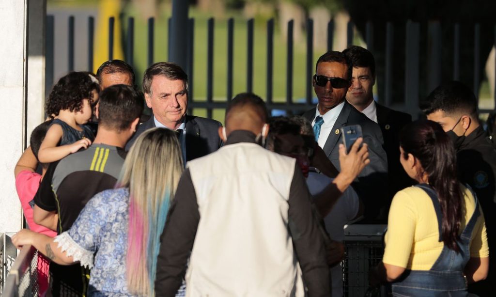Bolsonaro diz que agressores de jornalistas devem ser punidos