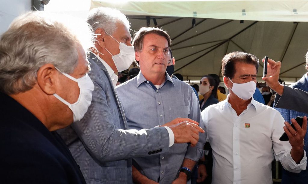 Bolsonaro chama “antifascistas” de “marginais, terroristas, maconheiros e desocupados”