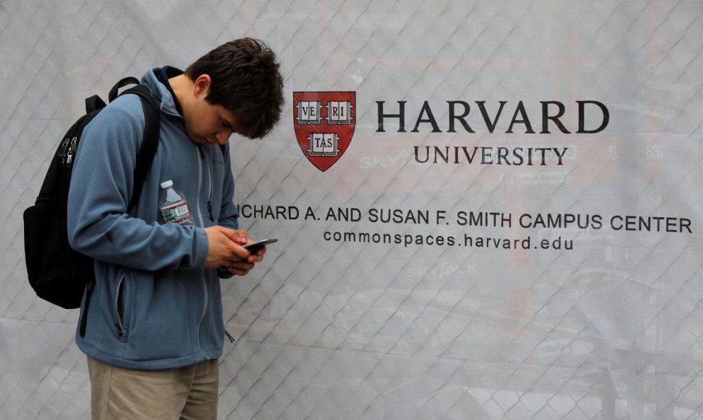 Harvard e MIT processam governo de Donald Trump por regra para estrangeiros