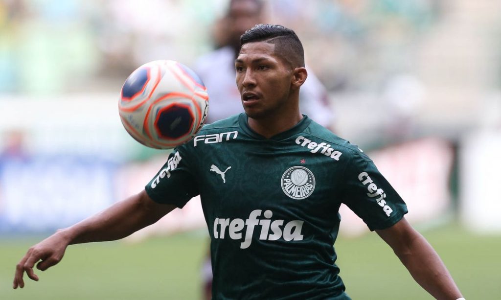Atualmente defendendo o Palmeiras, Rony é suspenso pela Fifa, comunica Athletico