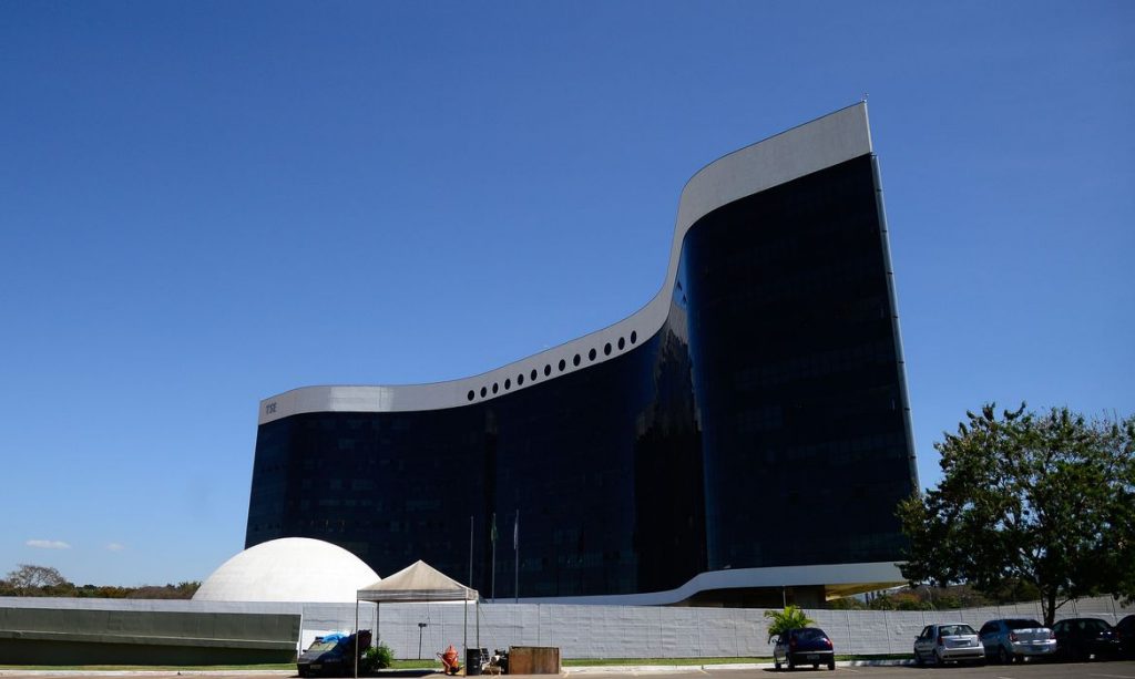 TSE proíbe a participação de artistas em lives de candidatos