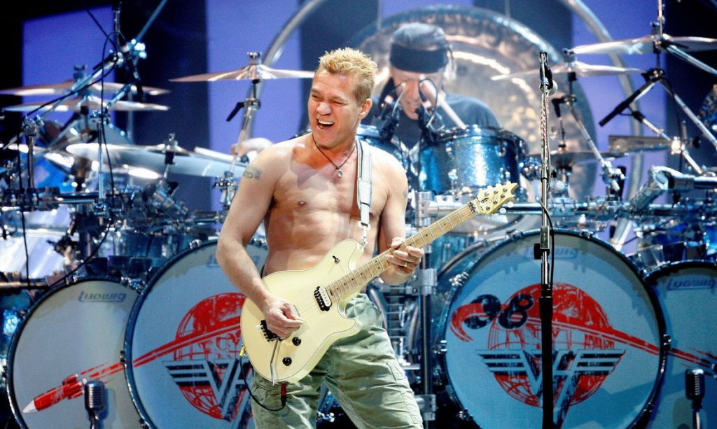 Aos 65 anos, morre o guitarrista Eddie Van Halen, da banda que leva o seu nome