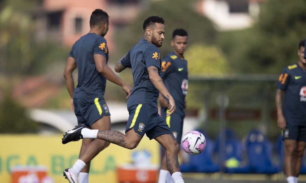 Neymar deixa treino da Seleção com dores lombares e se torna dúvida para jogo contra Bolívia