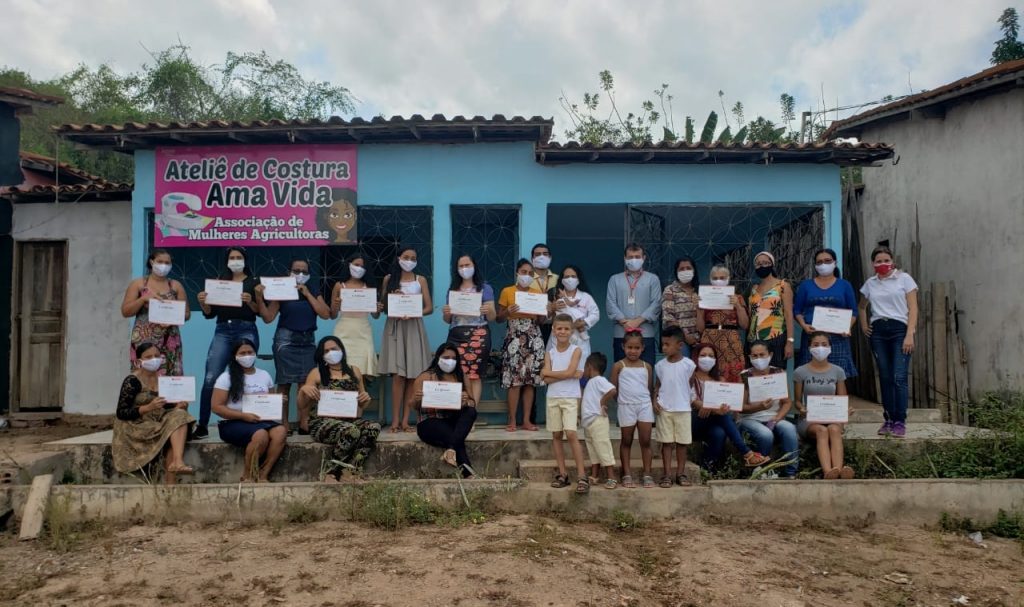 Senai entrega em Bom Jesus das Selvas certificados a mulheres participantes do curso de Corte e Costura