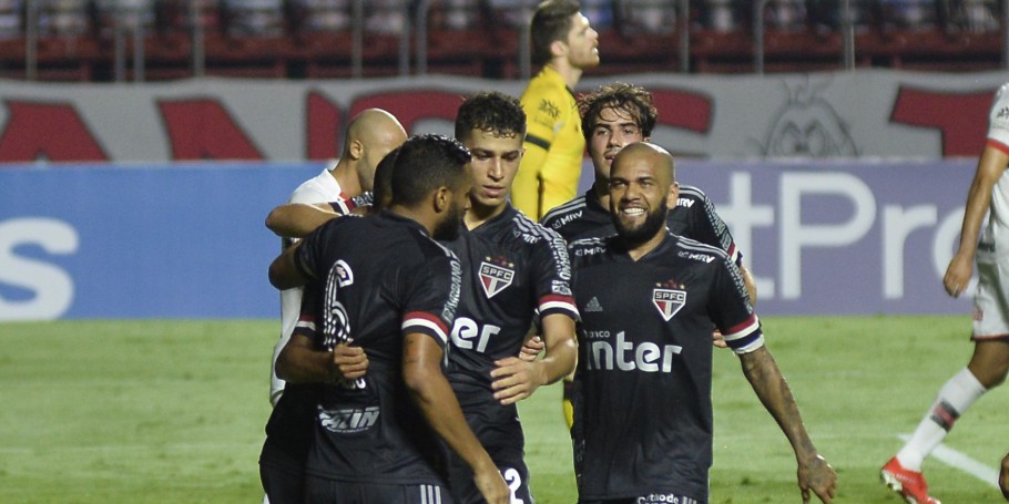 São Paulo derrota Atlético de Goiás e volta ao G4 e Palmeiras cai para quinto ao perder para Botafogo