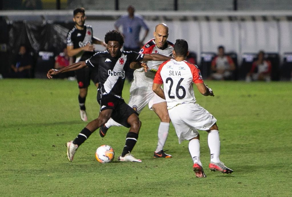 Vasco marca no final e garante vitória sobre Caracas na sua estreia na Copa Sul-Americana