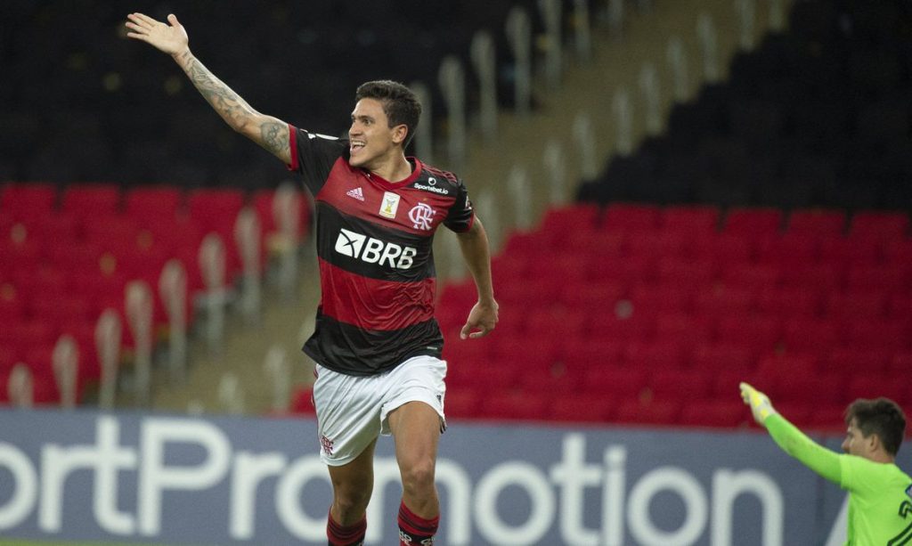 Com gol nos acréscimos, Flamengo derrota lanterna Goiás e divide liderança com o Atlético Mineiro