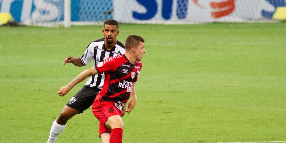 Atlético Mineiro perde para Athletico Paranaense e não se distancia na liderança do Brasileirão