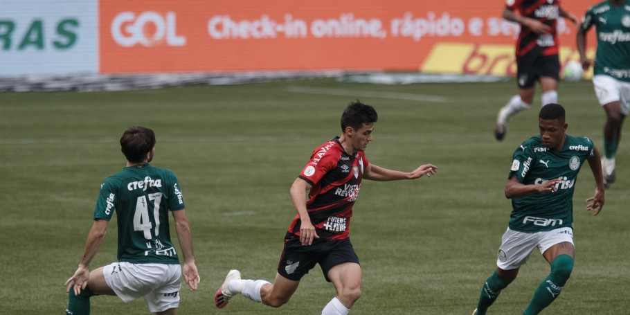 Palmeiras supera Athletico Paranaense por 3 a 0 e entra no G-4 da Série A do Campeonato Brasileiro