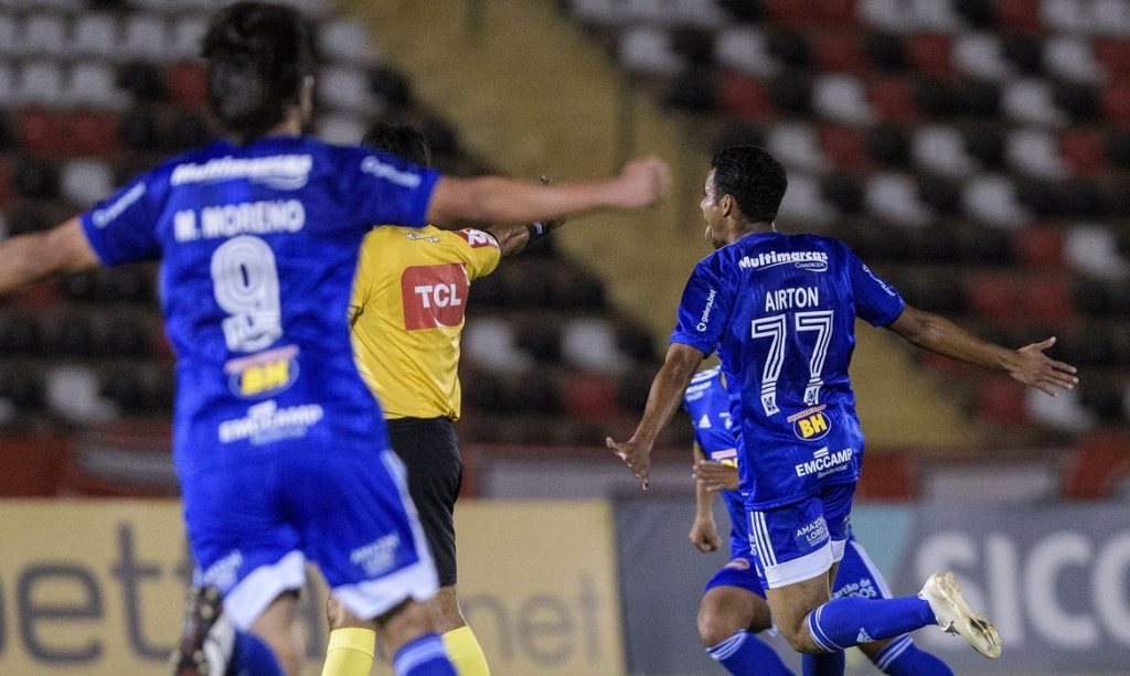 Cruzeiro derrota Botafogo, se afasta do rebaixamento e se aproxima do G4 da Série B