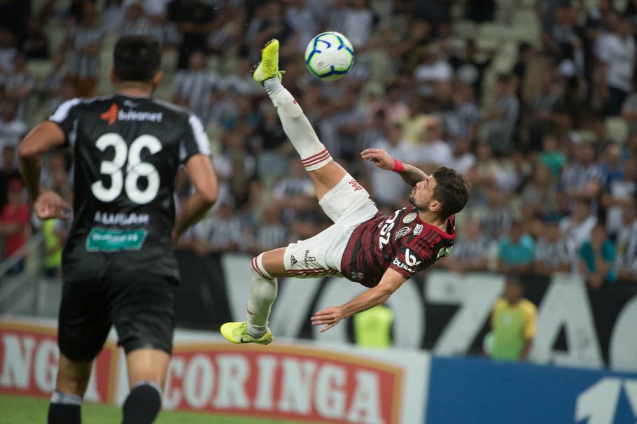 Marcado em 2019 contra o Ceará, gol de Arrascaeta concorre ao prêmio da Fifa de mais bonito