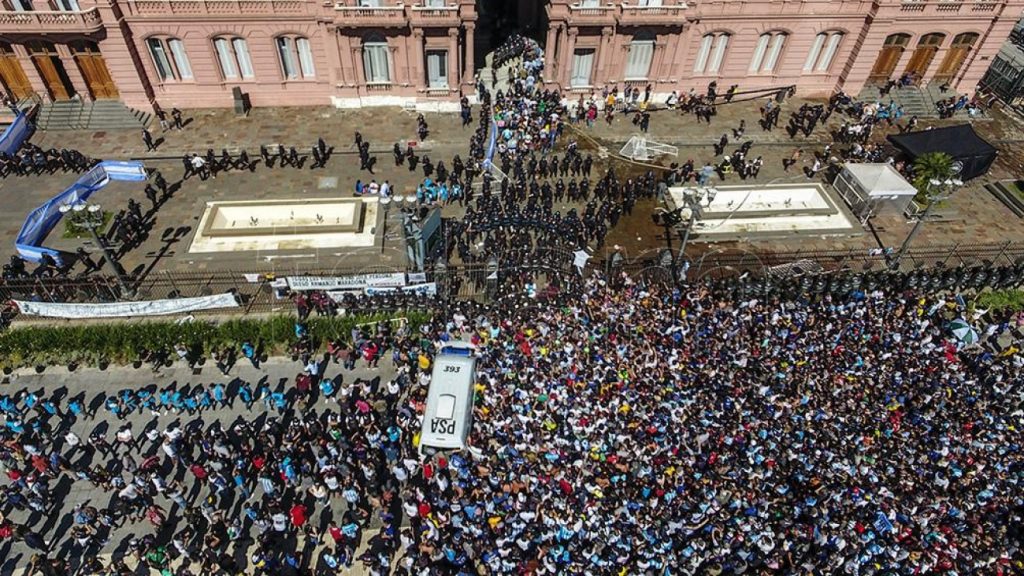 Numa despedida comovente, argentinos dão adeus ao astro do futebol Diego Maradona