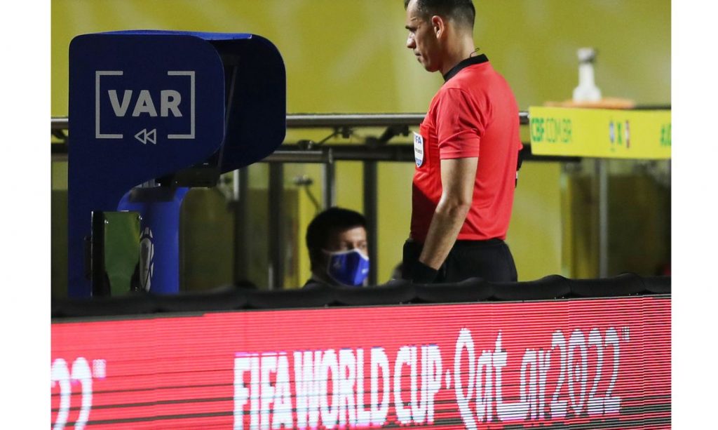 Fifa pede visual melhor no VAR para ajudar os árbitros nos lances de impedimentos