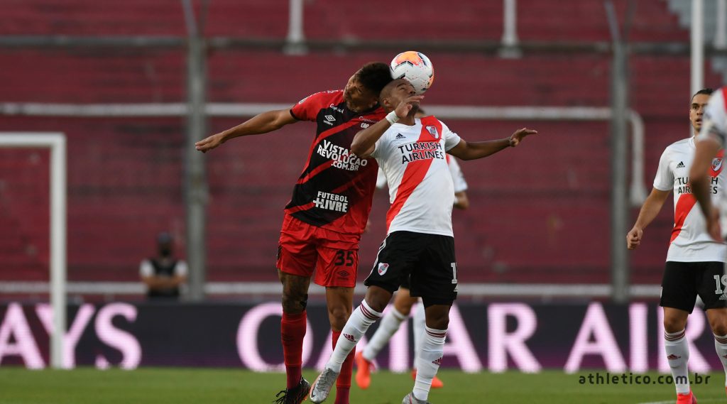 Athletico Paranaense cede pênalti ao River Plate e é eliminado da Copa Libertadores