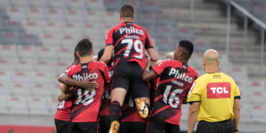 Com gols de Nikão e Carlos Eduardo, Athletico Paranaense faz 3 a 0 sobre o Vasco e abre seis pontos em relação ao rival