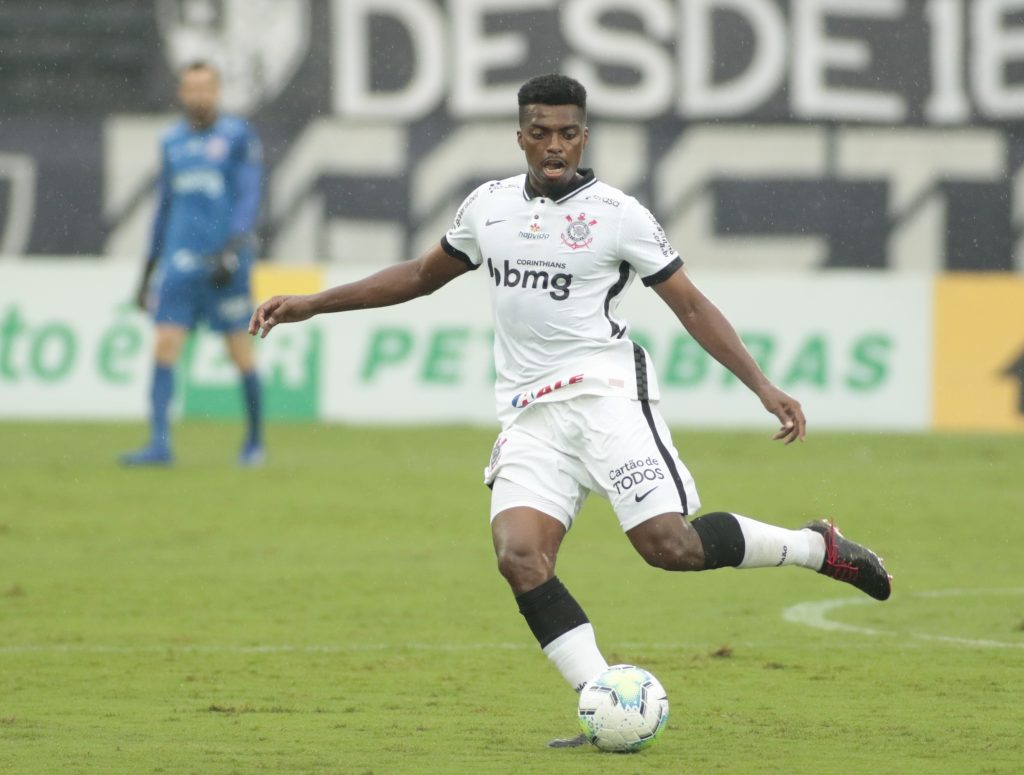 Corinthians vence Botafogo e se aproxima do G4 e Palmeiras derrota Bragantino e também cola no grupo de elite