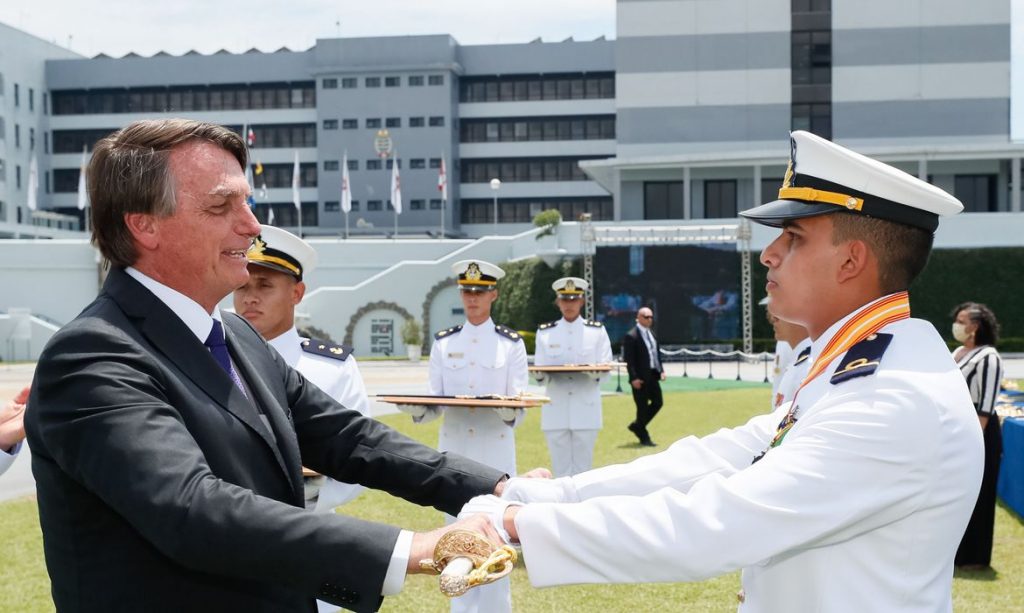 Jair Bolsonaro participa, no Rio de Janeiro, de formatura na Escola Naval