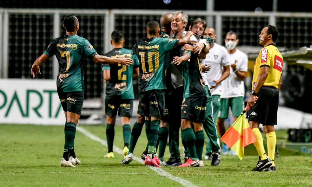 Com vitória sobre o CRB, América Mineiro assume liderança da Série B do campeonato Brasileiro